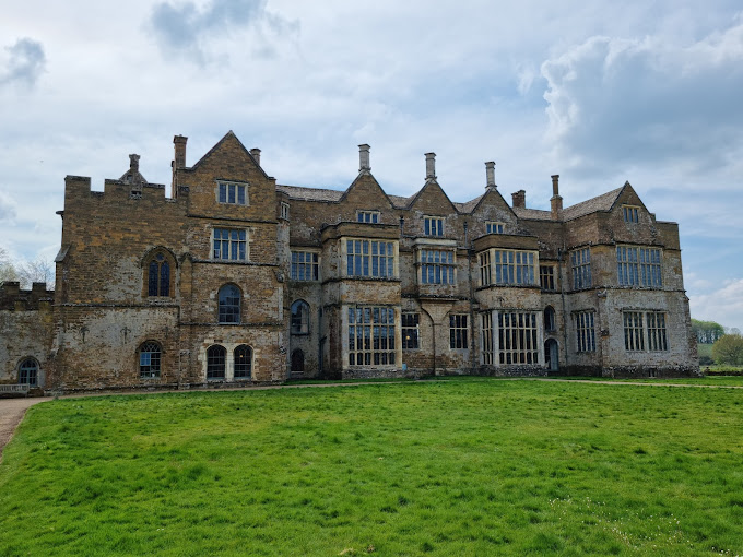 Broughton Castle - Logo