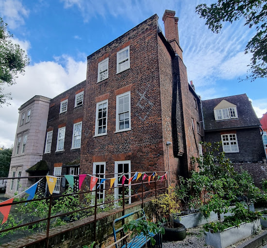 National Trust - Sutton House and Breaker's Yard Logo