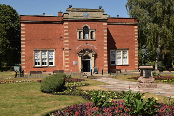 Nuneaton Museum & Art Gallery Logo