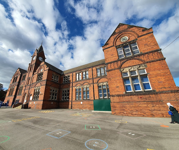 Quarry Mount Primary School Logo