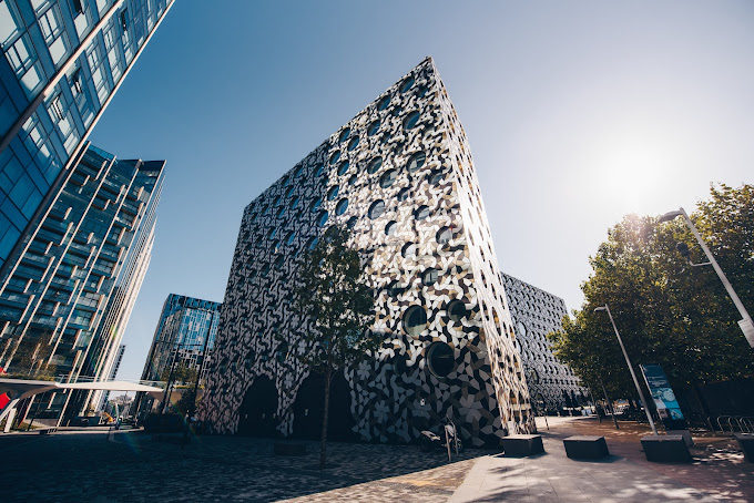 Ravensbourne University - Logo