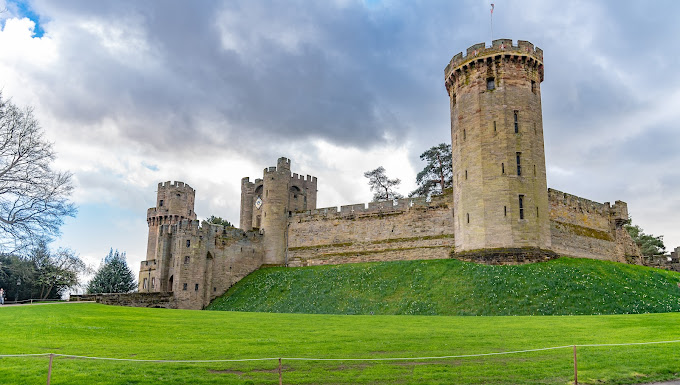 Warwick Castle Logo